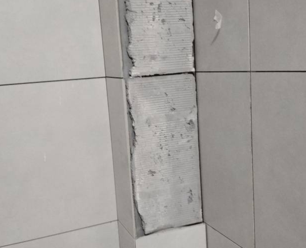 大东瓷砖空鼓维修公司分享下瓷砖施工前基层浇水润湿程度不足，可能导致以下问题